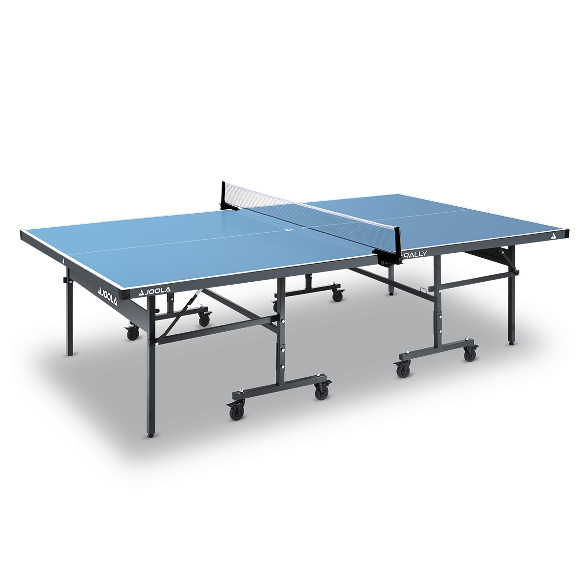 Blauer Tischtennistisch mit Netz, auf Rollen, auf grauer Fläche.