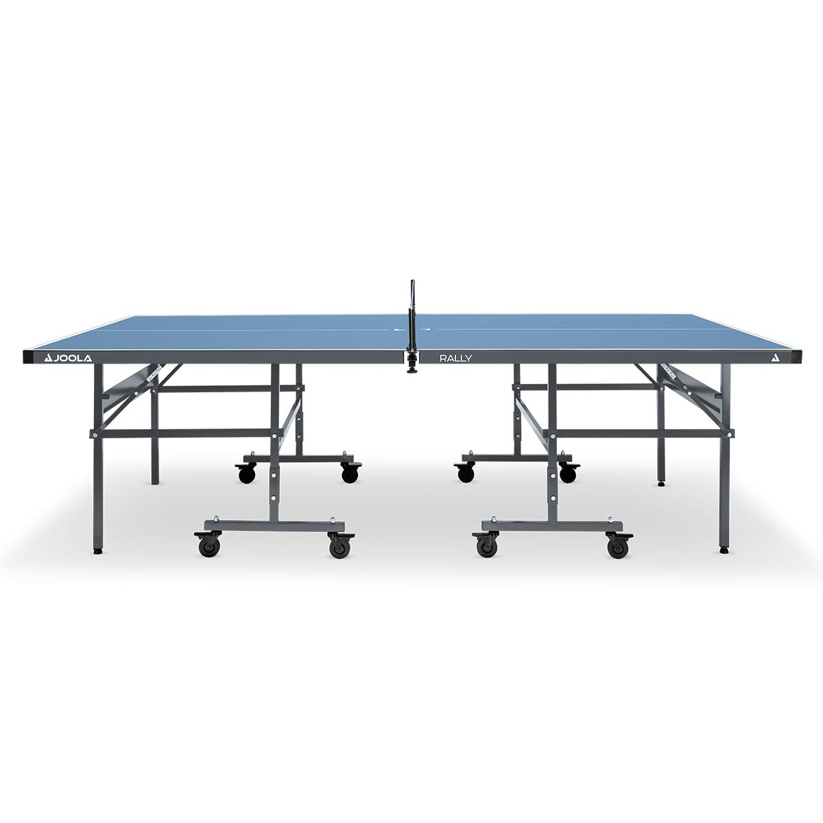 Blaue Tischtennisplatte von JOOLA mit Netz, auf klappbaren Metallbeinen und Rollen für einfachen Transport.