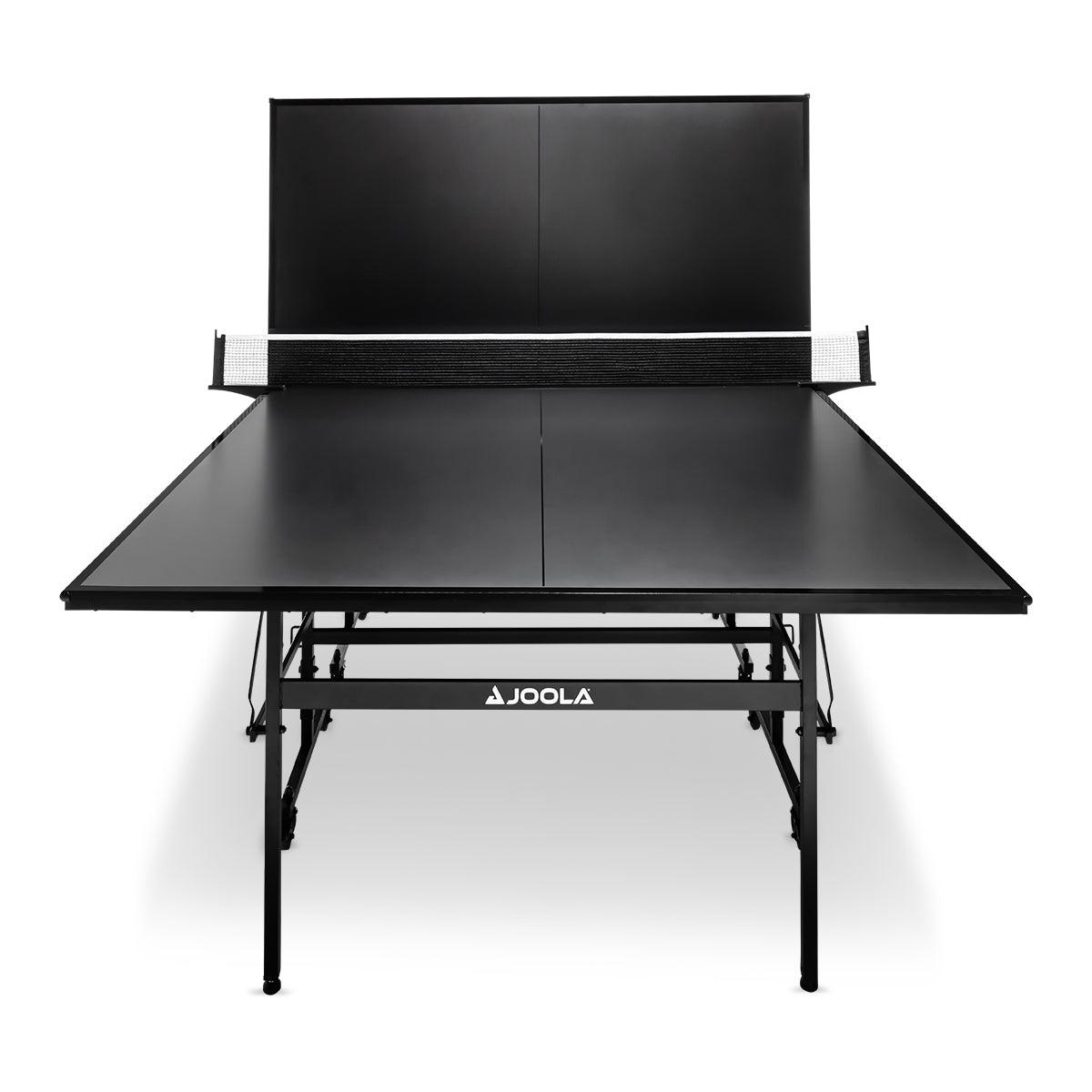 Fokus auf die Kanten des JOOLA Tischtennisplatte BLACK 13i, zeigt präzise Verarbeitung.