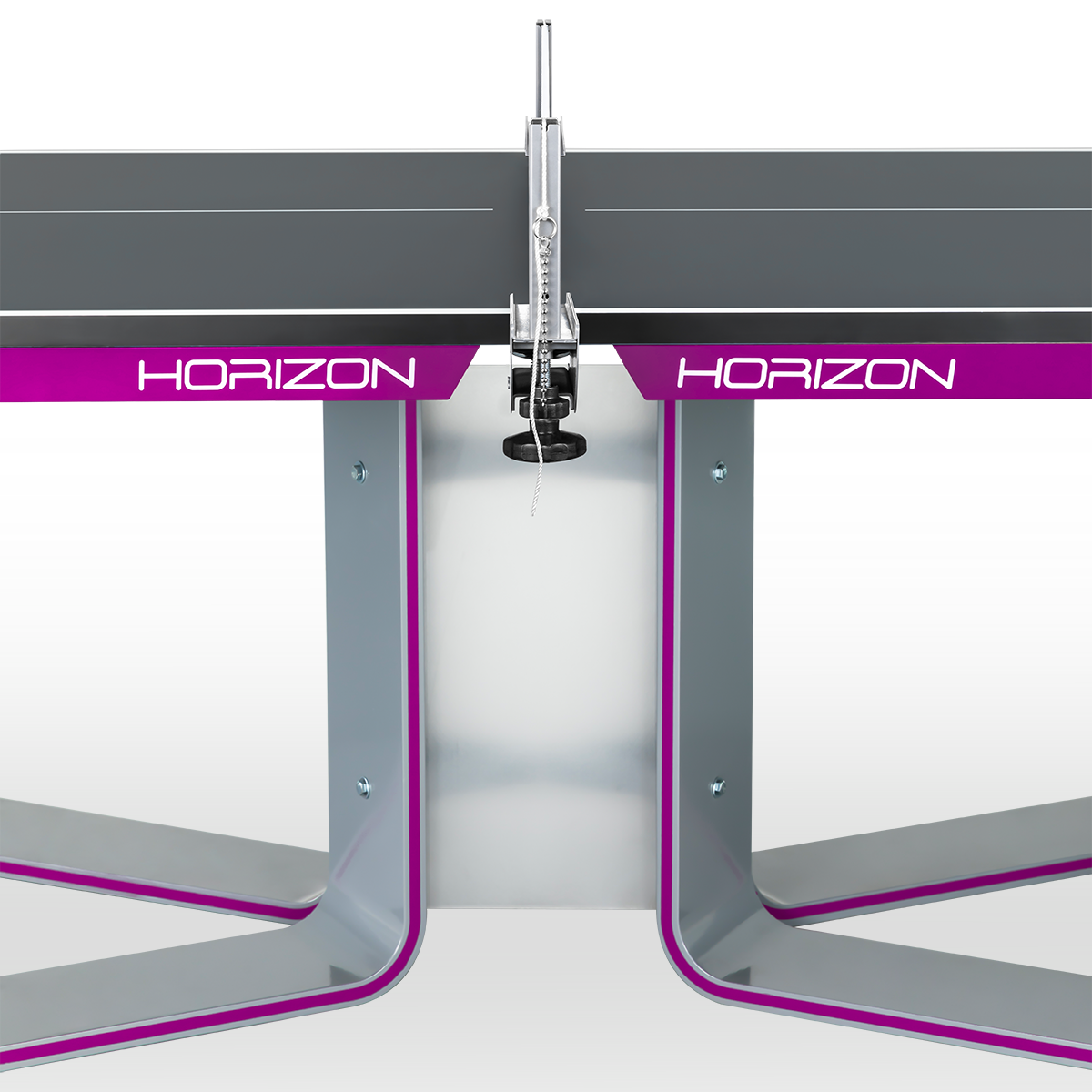 Tischtennisplatte Horizon mit grauer Spielfläche und lila Akzenten, Vorderansicht.