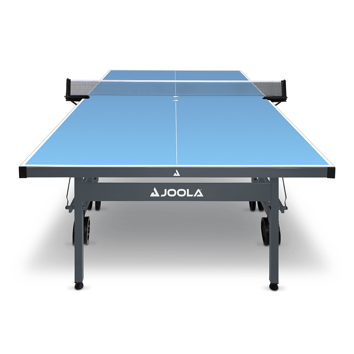 Blauer JOOLA Tischtennistisch mit Netz, frontal aufgenommen auf weißem Hintergrund.