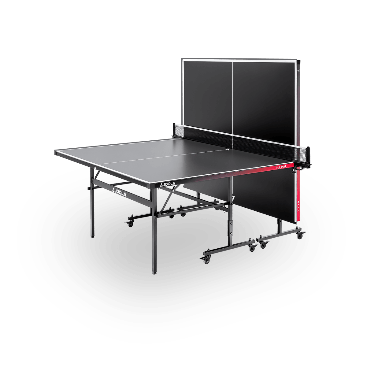 Tischtennisplatte von JOOLA, Modell Nova, in halb aufgeklappter Position mit einem hochgeklappten Teil zur Einzelspielnutzung.