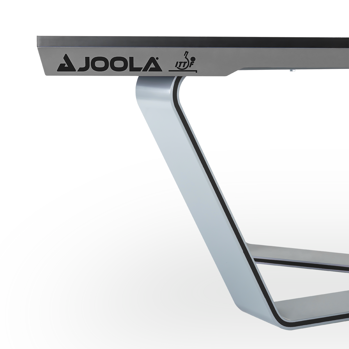 Seitenansicht eines modernen JOOLA Tischtennistischs mit grauer Platte und silbernem Metallgestell.