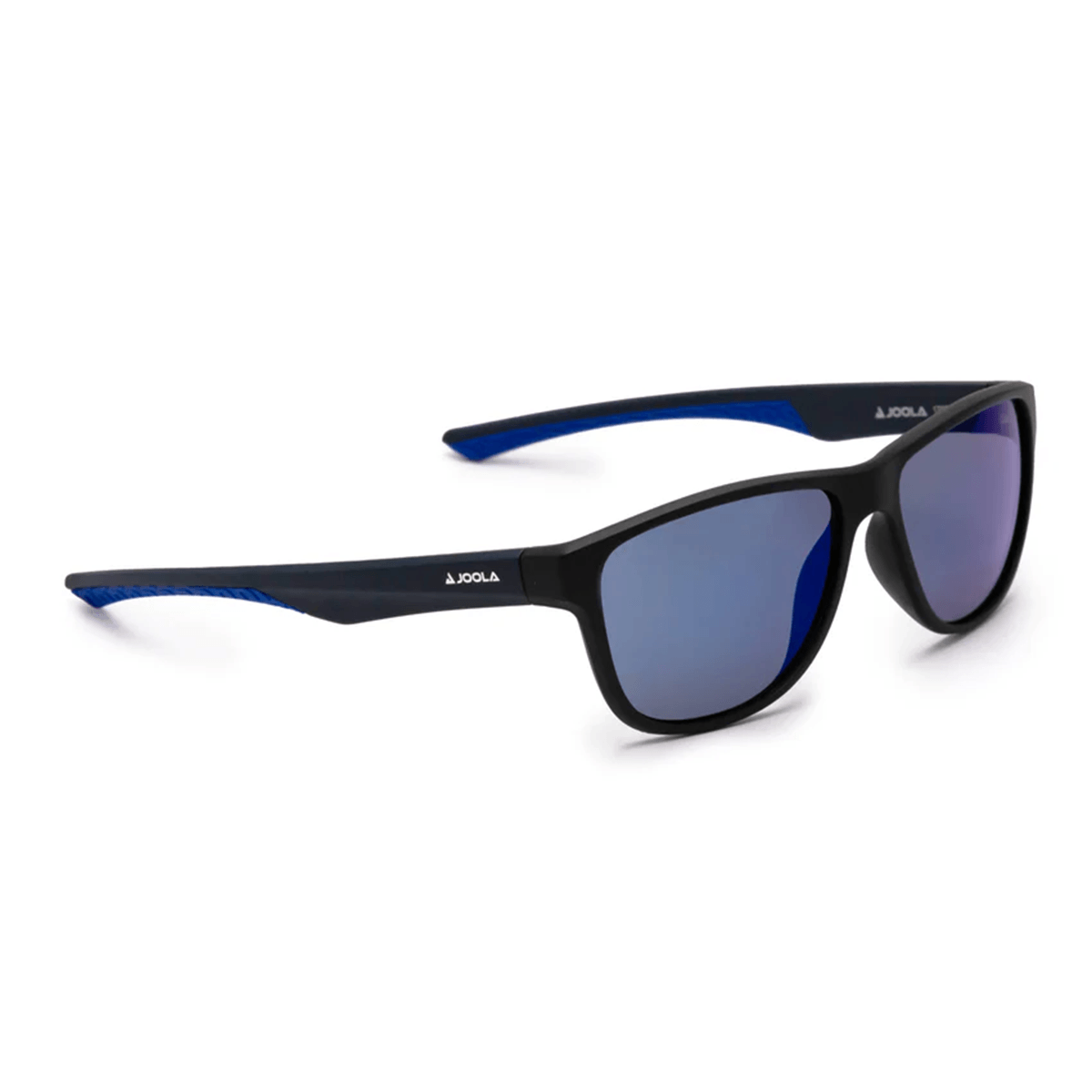 Schwarze Sport-Sonnenbrille mit blauen, verspiegelten Gläsern und blauem Innengestell, seitlich mit JOOLA-Logo.