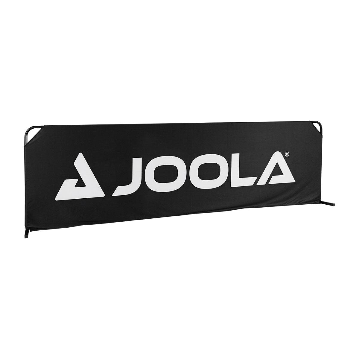 Schwarze Werbebande mit weißem JOOLA-Logo, gespannt auf einem Metallrahmen.