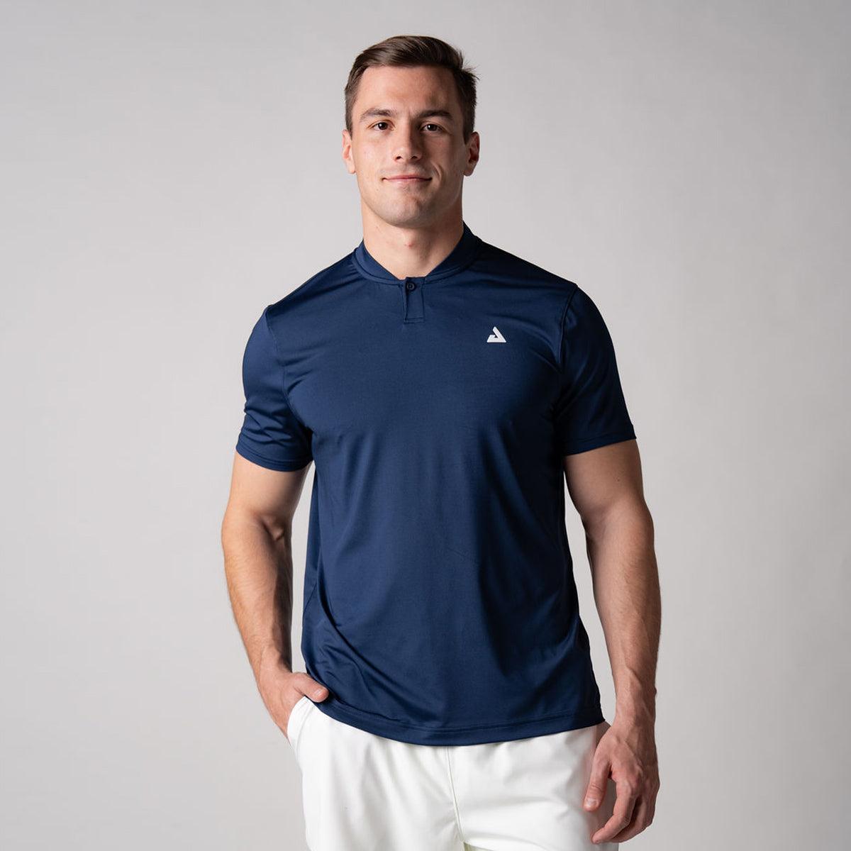 Mann trägt navyblaues, kurzärmeliges Sportshirt mit Stehkragen und kleinem weißen Logo auf der Brust.
