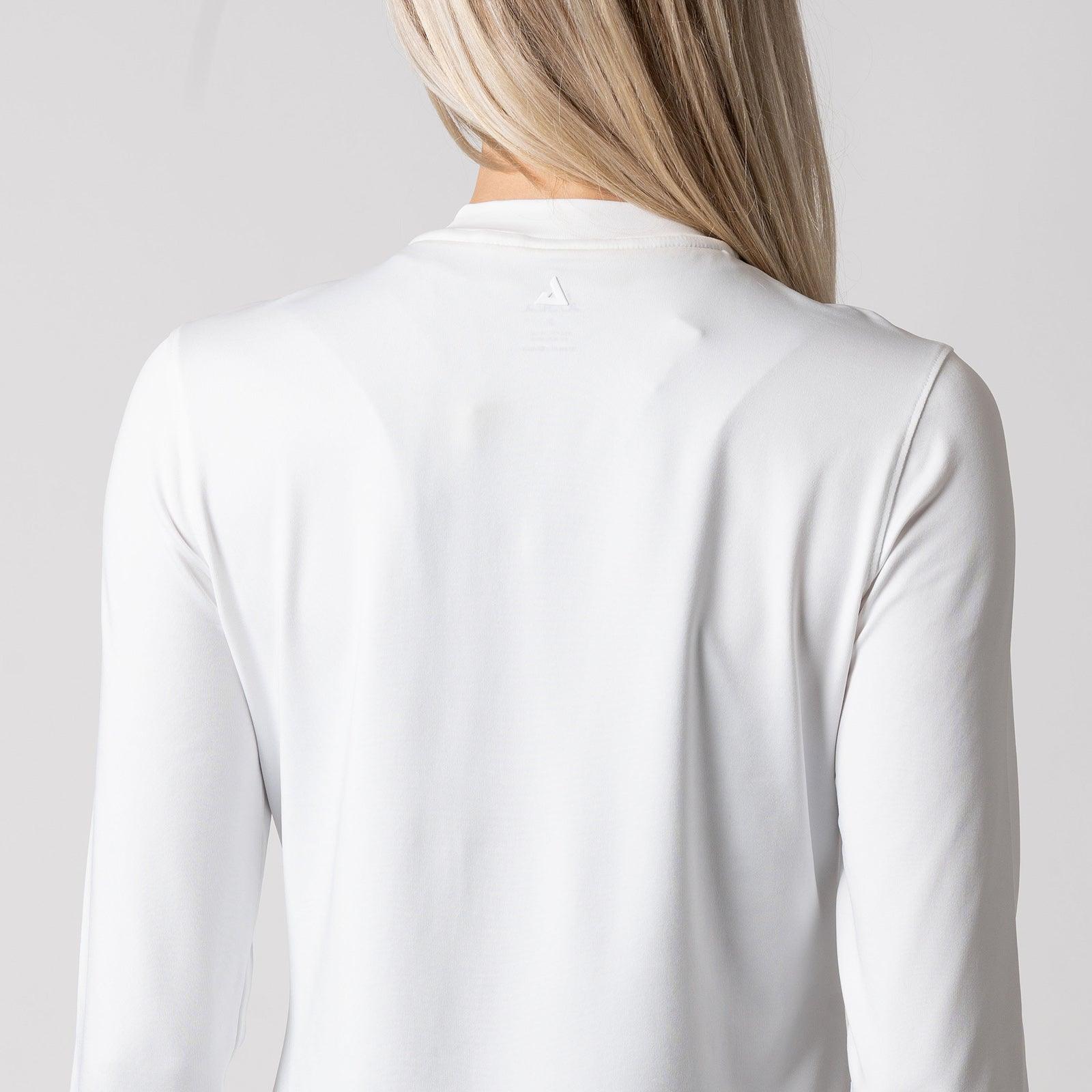Weißes Langarmshirt von hinten, getragen von einer Person mit langen blonden Haaren.