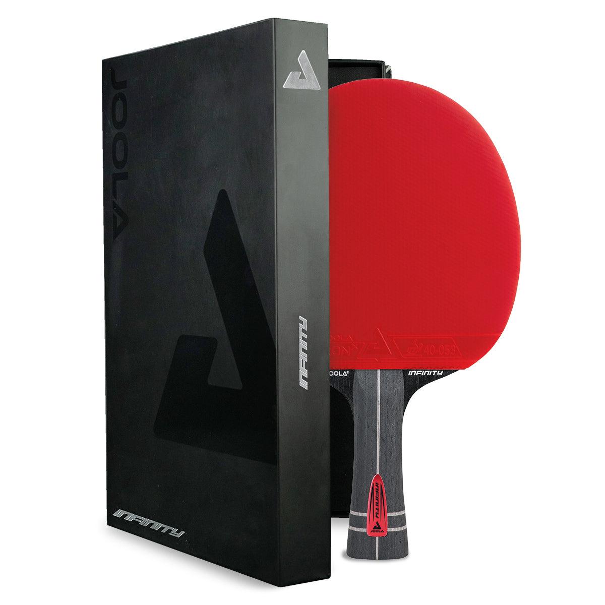 Tischtennisschläger mit rotem Belag und schwarzer Griff, neben schwarzer Verpackung mit Schriftzug „Infinity“.