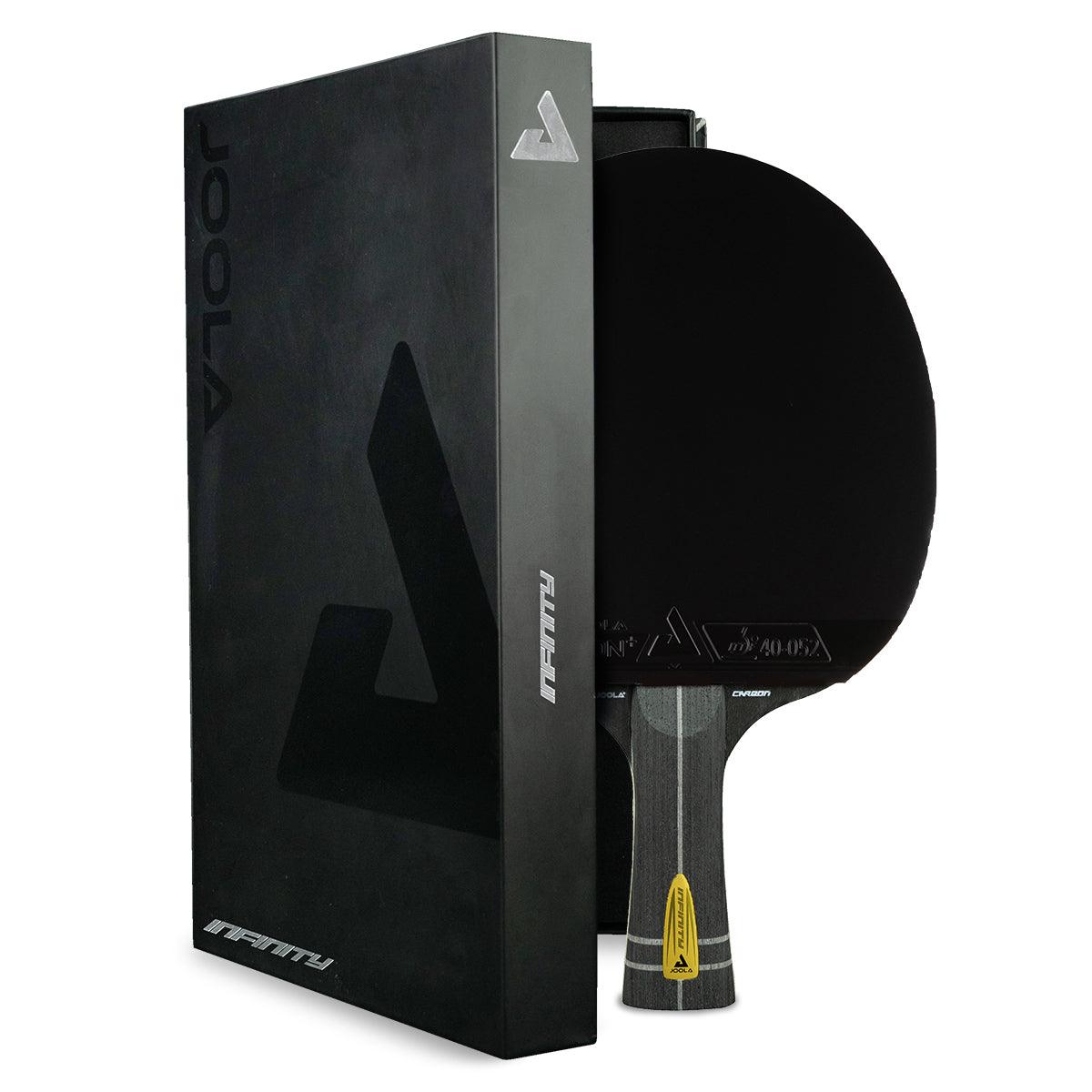 Schwarzer JOOLA Infinity Tischtennisschläger mit schwarzer Hülle, stehend vor weißem Hintergrund.
