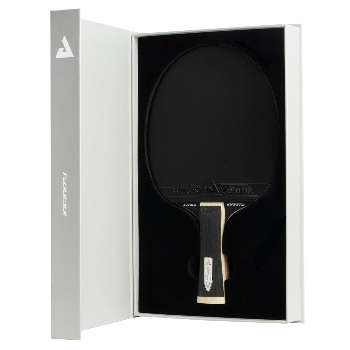 Tischtennisschläger in schwarzer Farbe mit Holzgriff, verpackt in weißer Geschenkbox mit schwarzem Innenfutter.