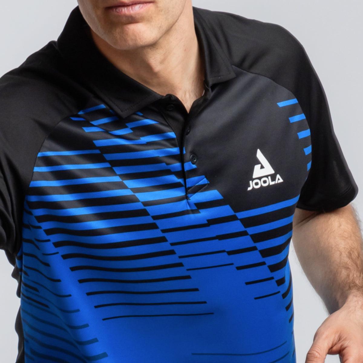 Mann trägt blau-schwarzes JOOLA Sport-Poloshirt mit kurzem Kragen und Streifenmuster.