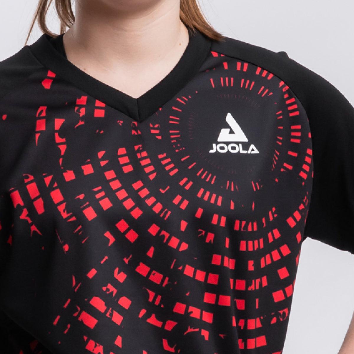 Schwarzes Sportshirt mit rotem Muster und weißem JOOLA-Logo auf der Brust.
