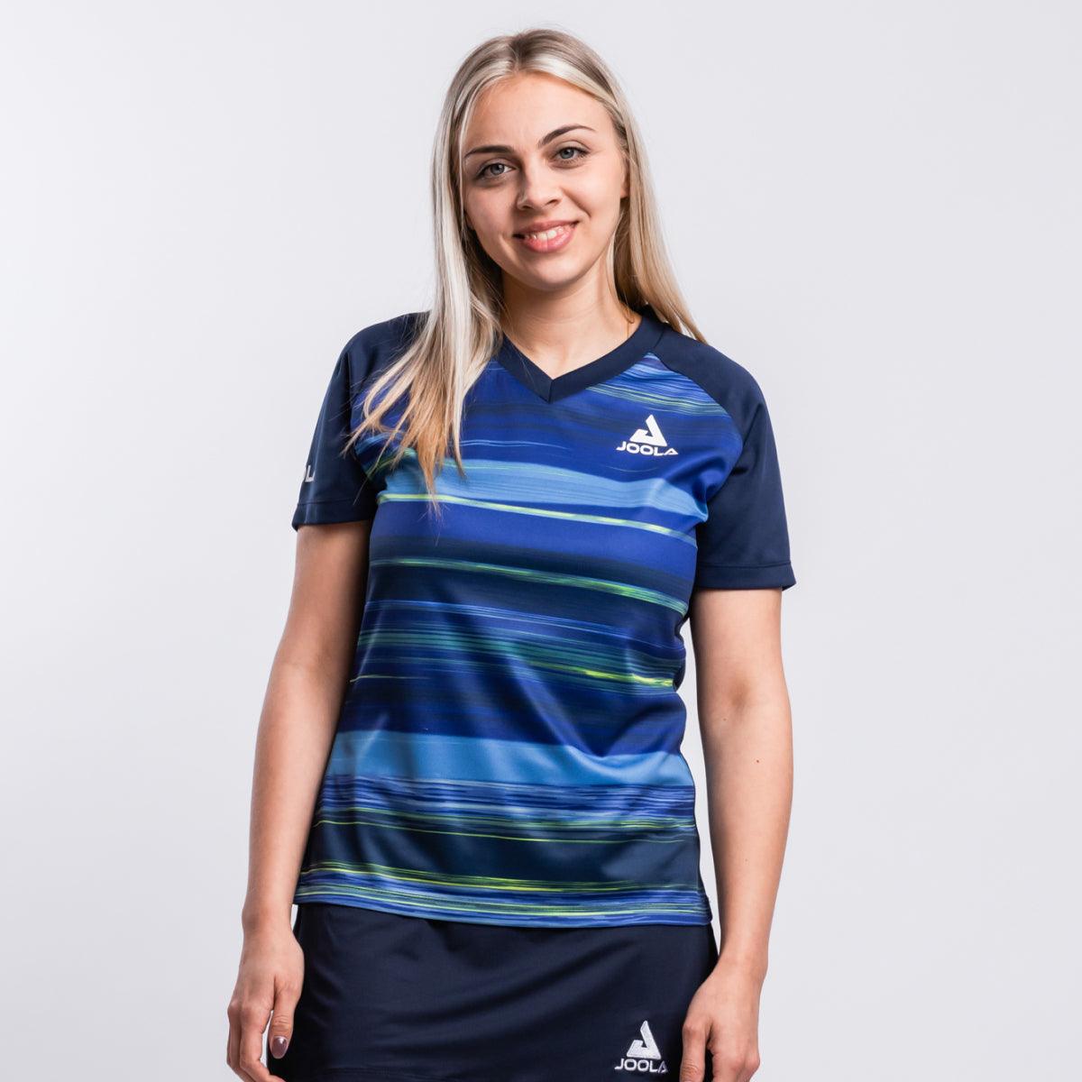Frau trägt blaues JOOLA Sportshirt mit gestreiftem Muster und V-Ausschnitt.