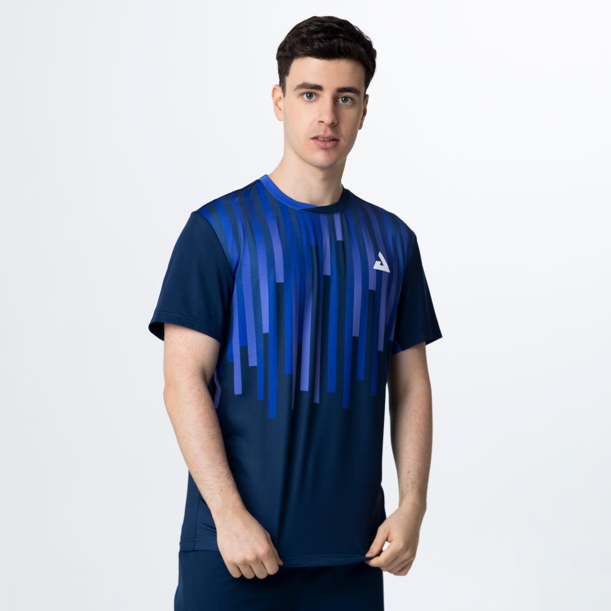 Mann trägt dunkelblaues Sport-T-Shirt mit vertikalen blauen Streifen und weißem Logo auf der Brust.