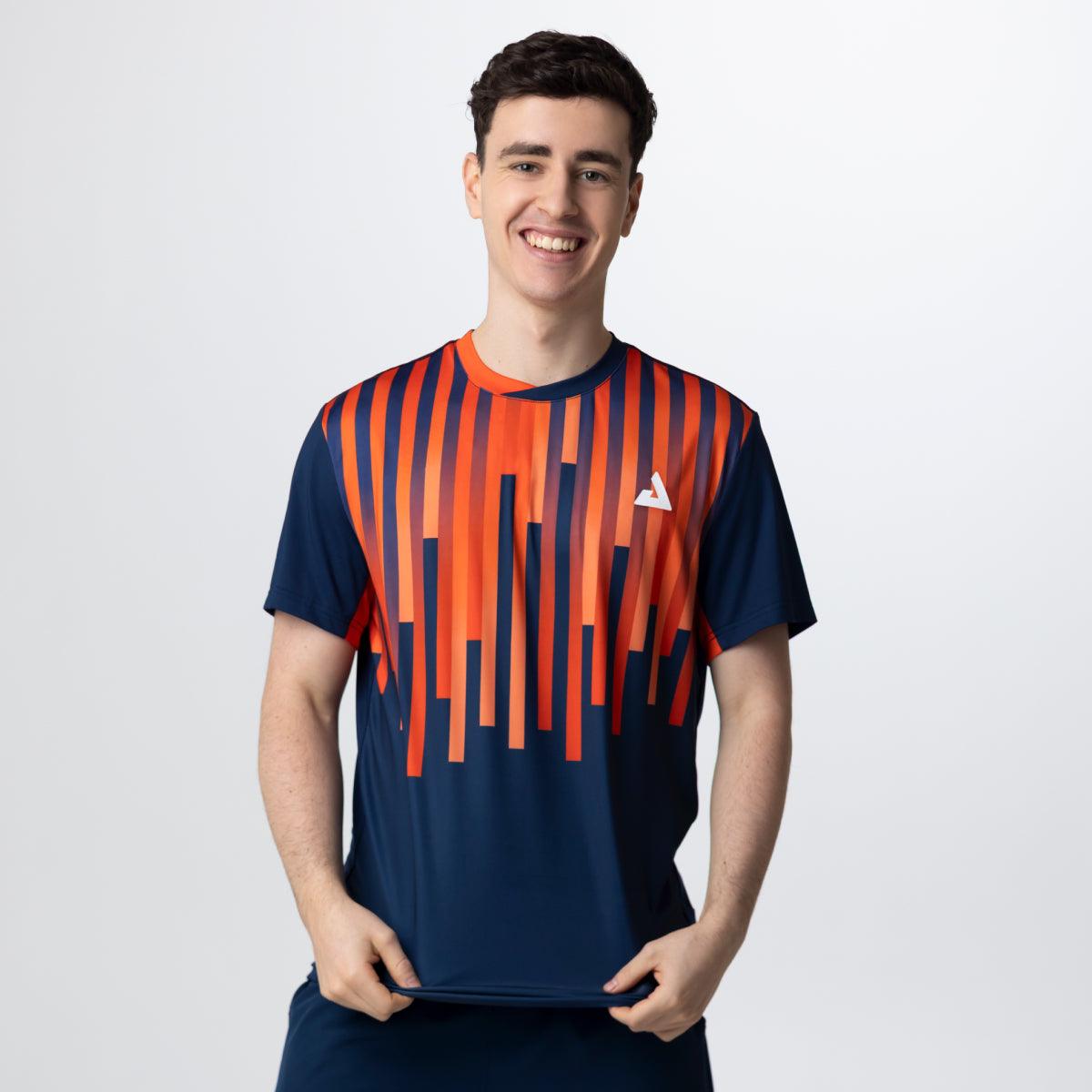 Junger Mann trägt navyblaues Sportshirt mit orangefarbenem Streifenmuster und weißem Logo auf der Brust.