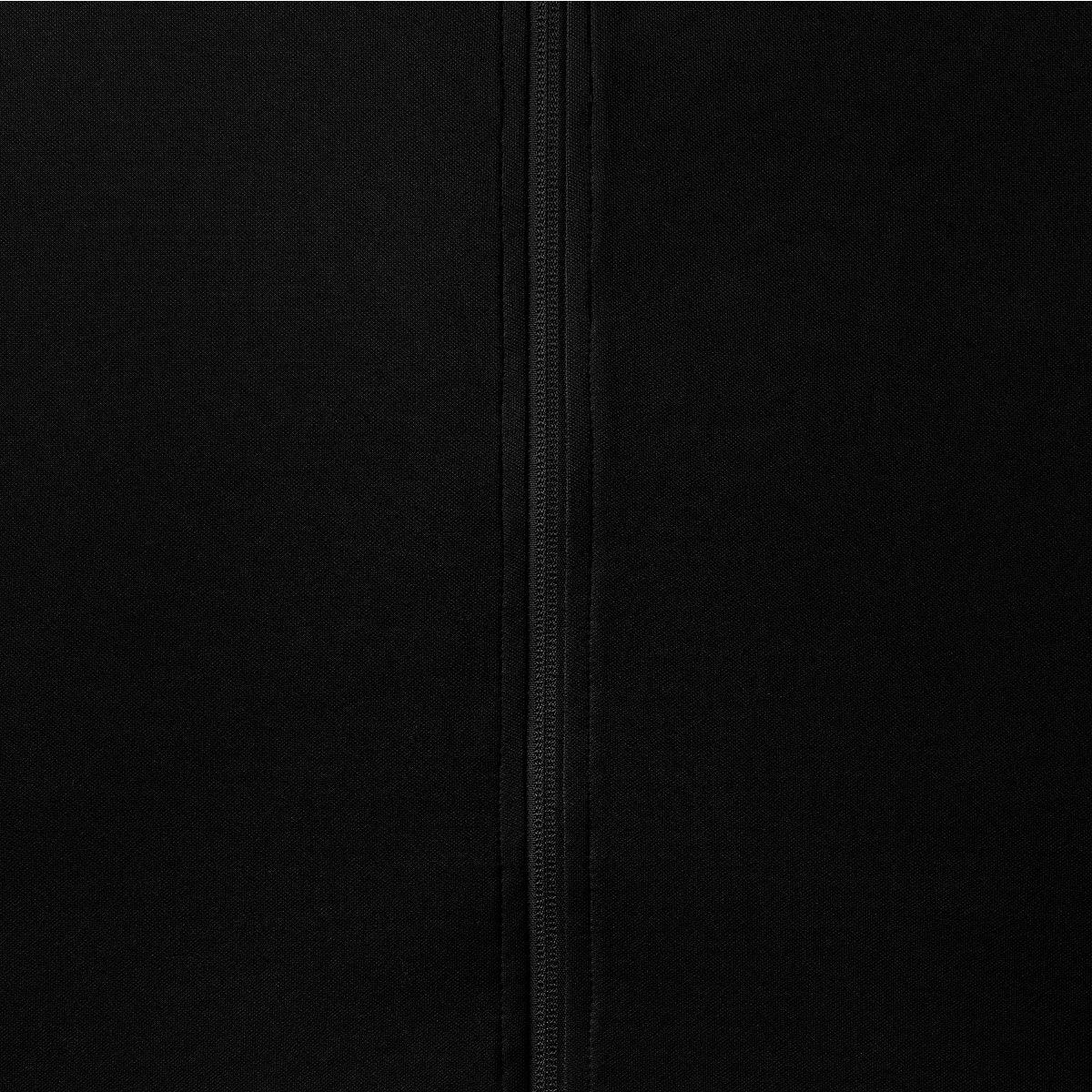 Schwarzer Reißverschluss auf schwarzem Stoff, Nahaufnahme.