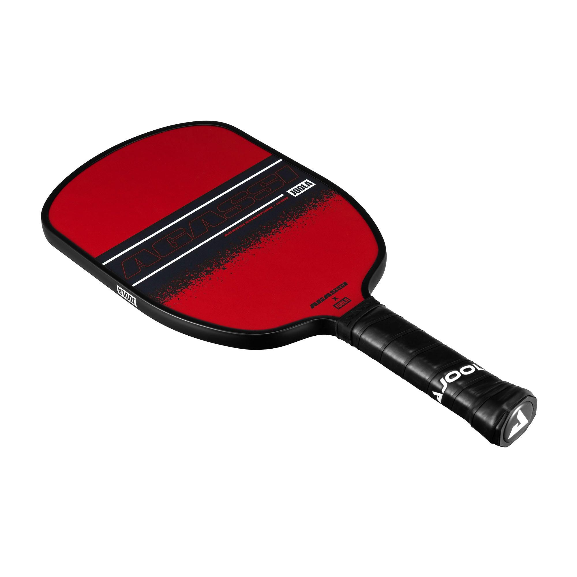 Rotes Pickleball-Schläger mit schwarzem Griff und Schriftzug "AGASSI" und "JOOLA".