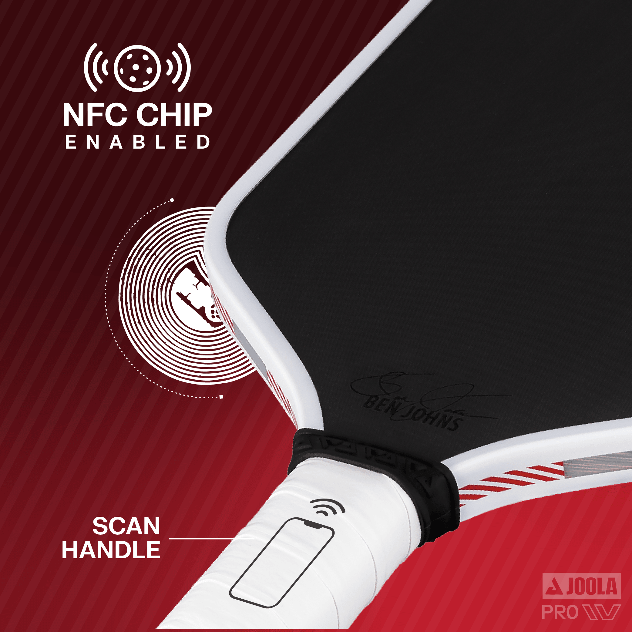 Nahaufnahme eines schwarzen Pickleball-Schlägers mit weißem Griff und NFC-Chip-Funktion, dargestellt durch ein Symbol und den Hinweis "Scan Handle".