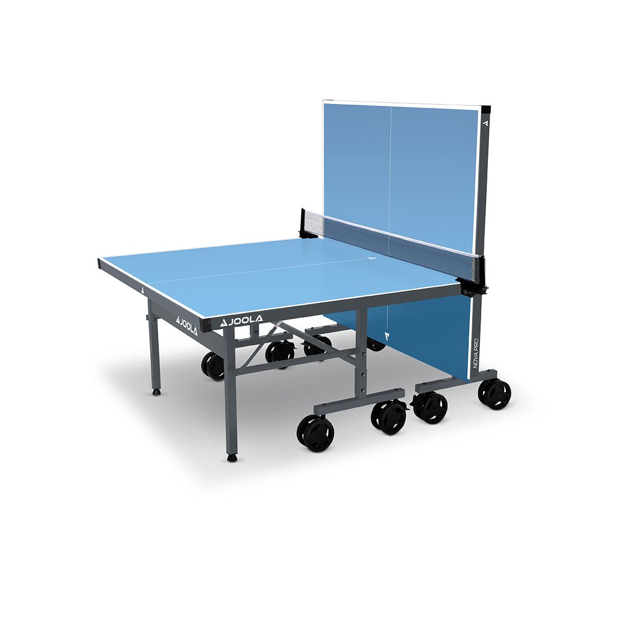 Blauer JOOLA Tischtennistisch mit halbem Aufklappmechanismus und Netz, auf Rollen.
