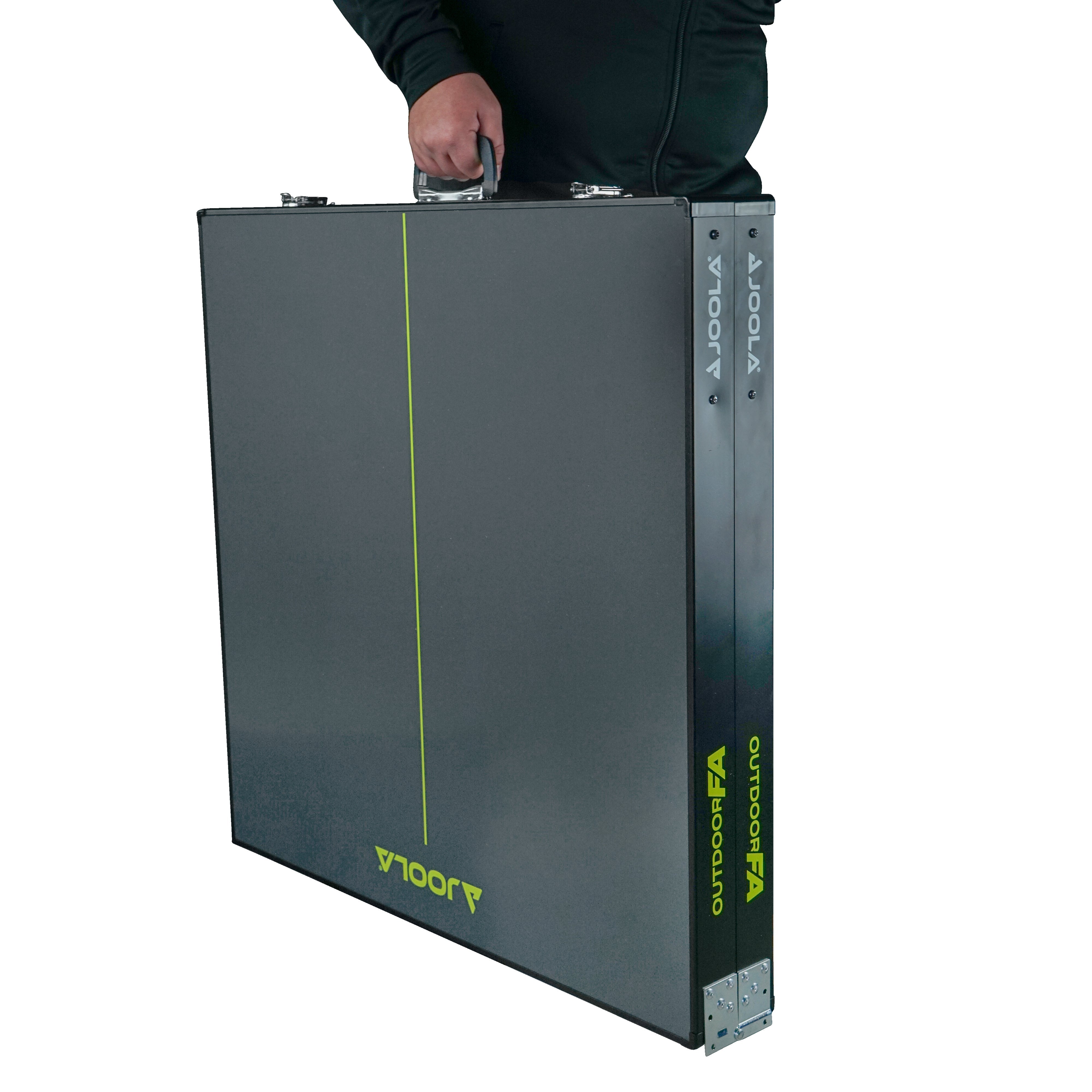 Tragbare, zusammengeklappte Outdoor-Tischtennisplatte mit Griff, schwarz und grün.