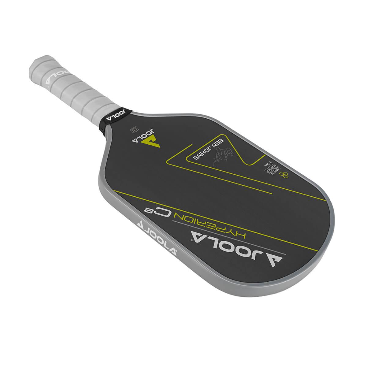 Vorderansicht des JOOLA Pickleball Schläger Ben Johns Hyperion C2 CFS 14, hebt das elegante Erscheinungsbild hervor.