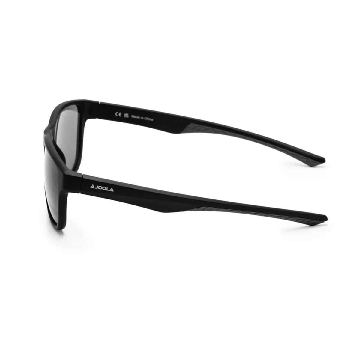 Schwarze JOOLA Sportsonnenbrille mit leicht gebogenem Rahmen und getönten Gläsern, seitliche Ansicht.