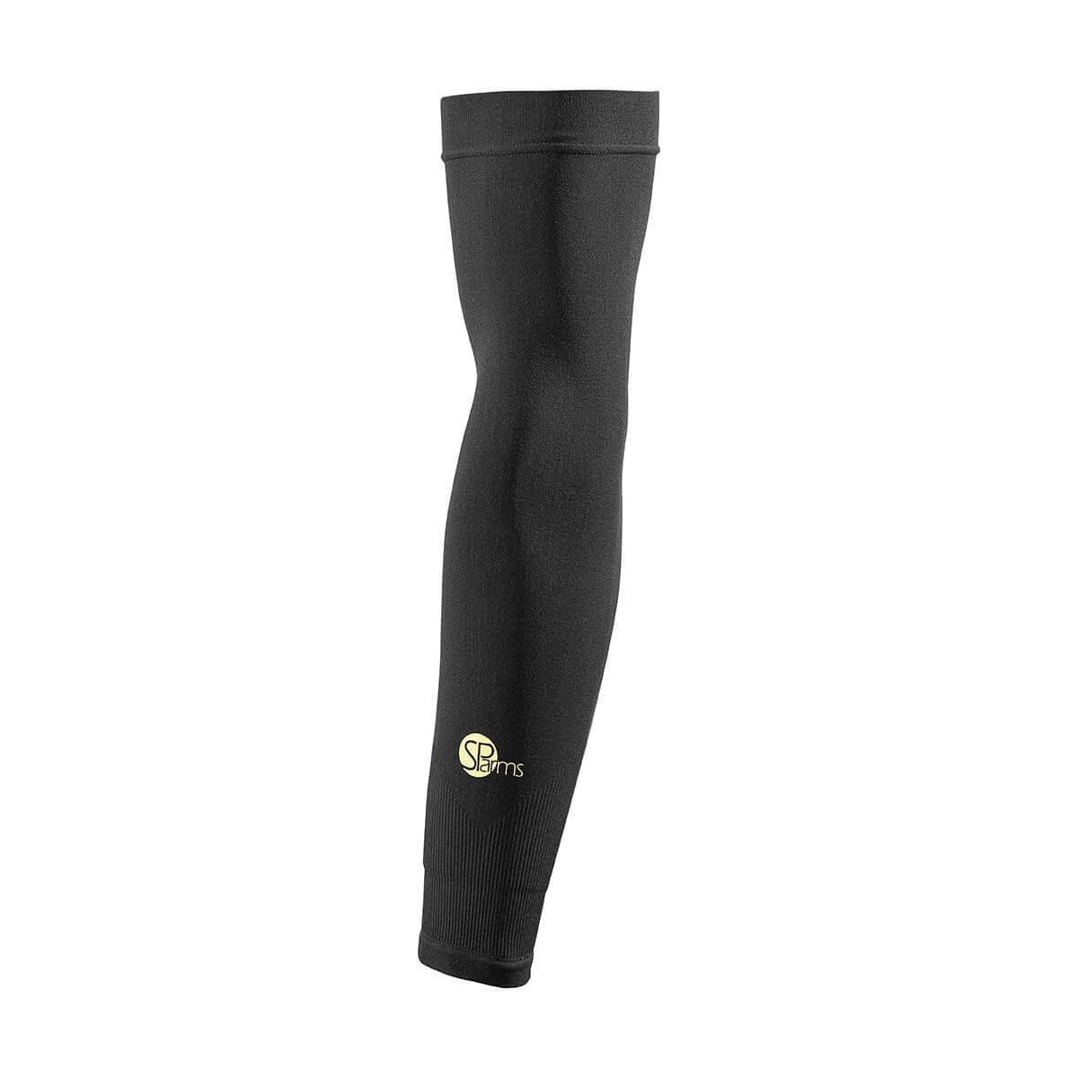 Schwarzer Arm-Sleeve aus elastischem Material mit kleinem, gelbem SP Arms-Logo am Handgelenk.