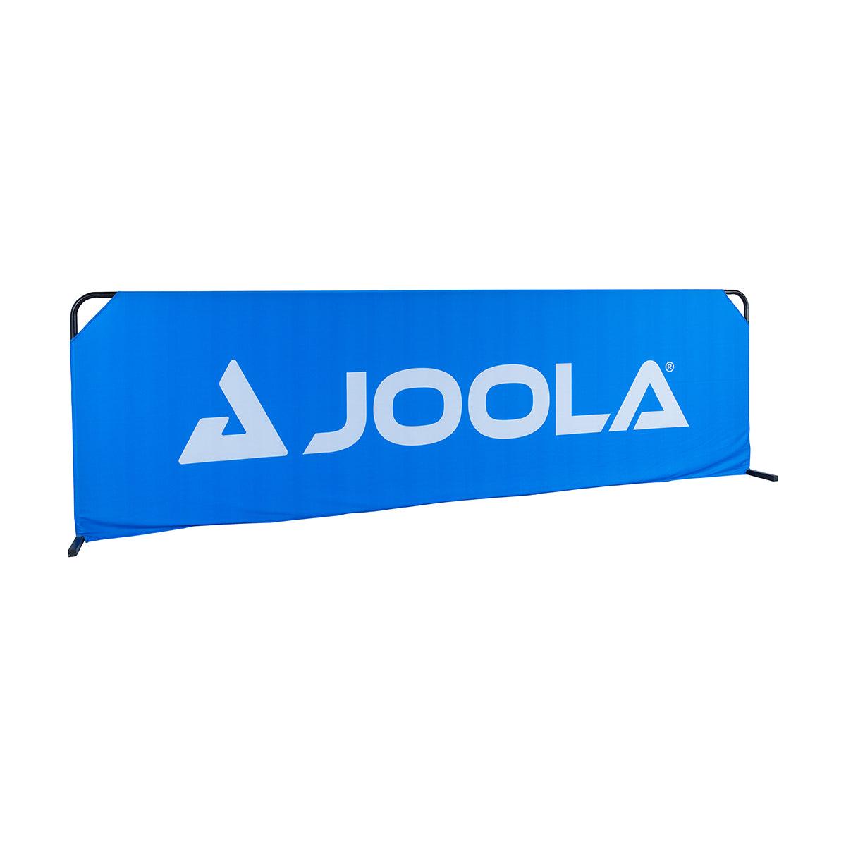 Blauer JOOLA Tischtennis-Bandenwerbung mit weißem Logo auf weißem Hintergrund.