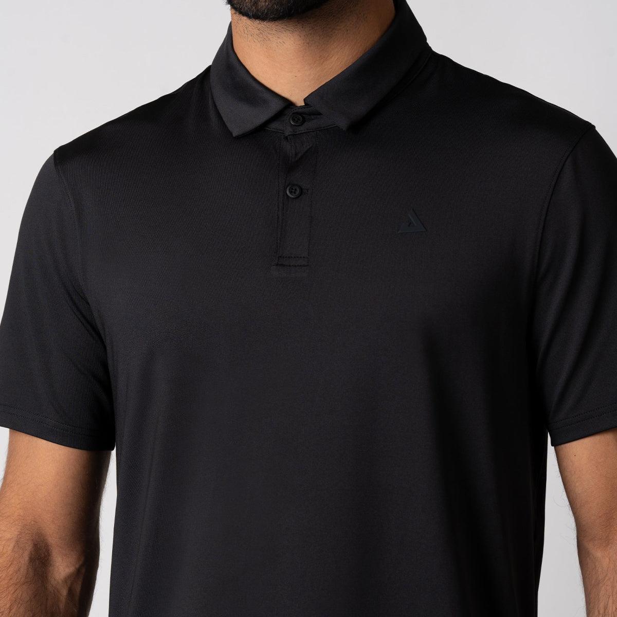 Schwarzes Herren-Poloshirt mit kurzem Arm und Knopfleiste, nahes Oberkörperfoto.