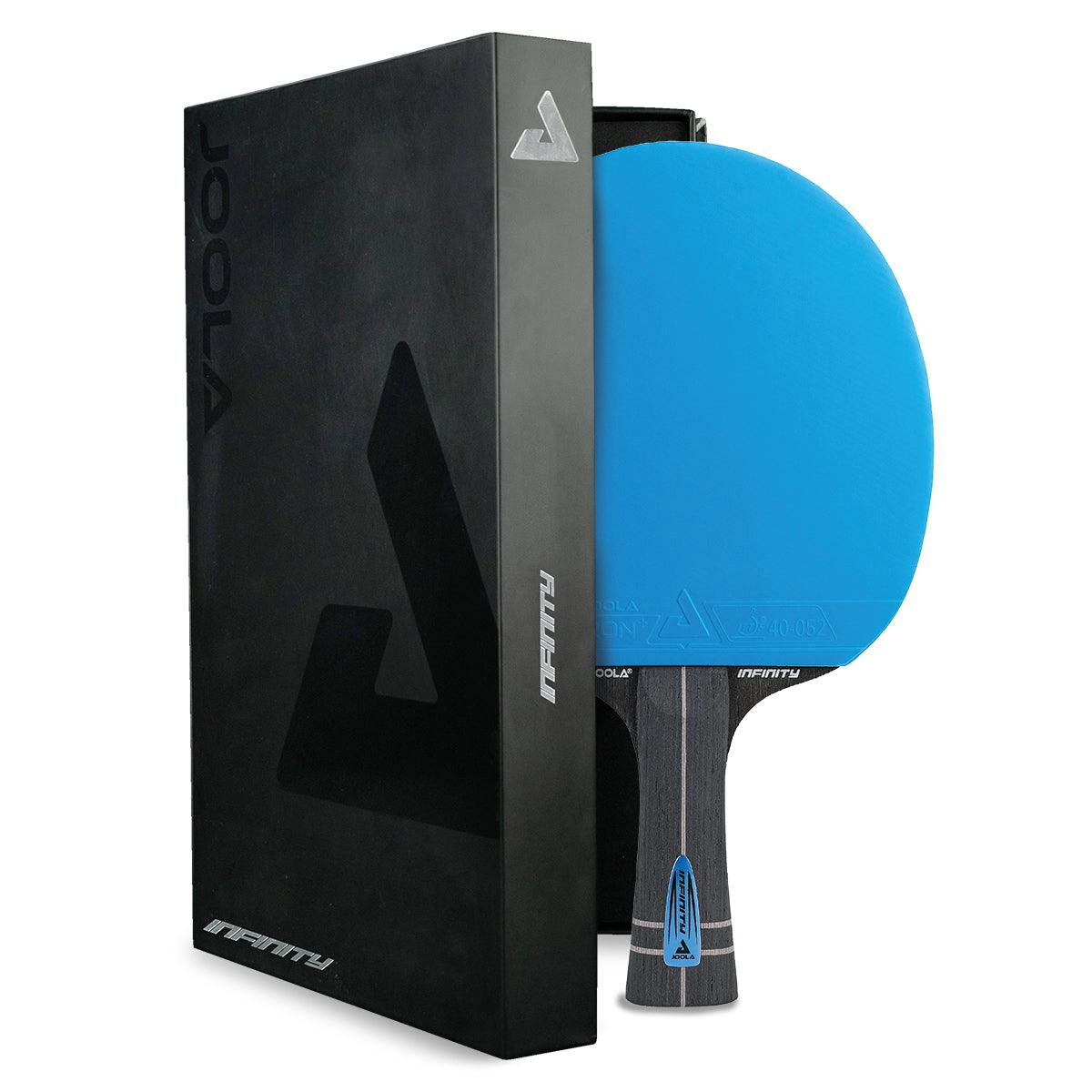 Schwarze JOOLA Infinity Tischtennis-Schlägerbox mit blauem Tischtennisschläger.