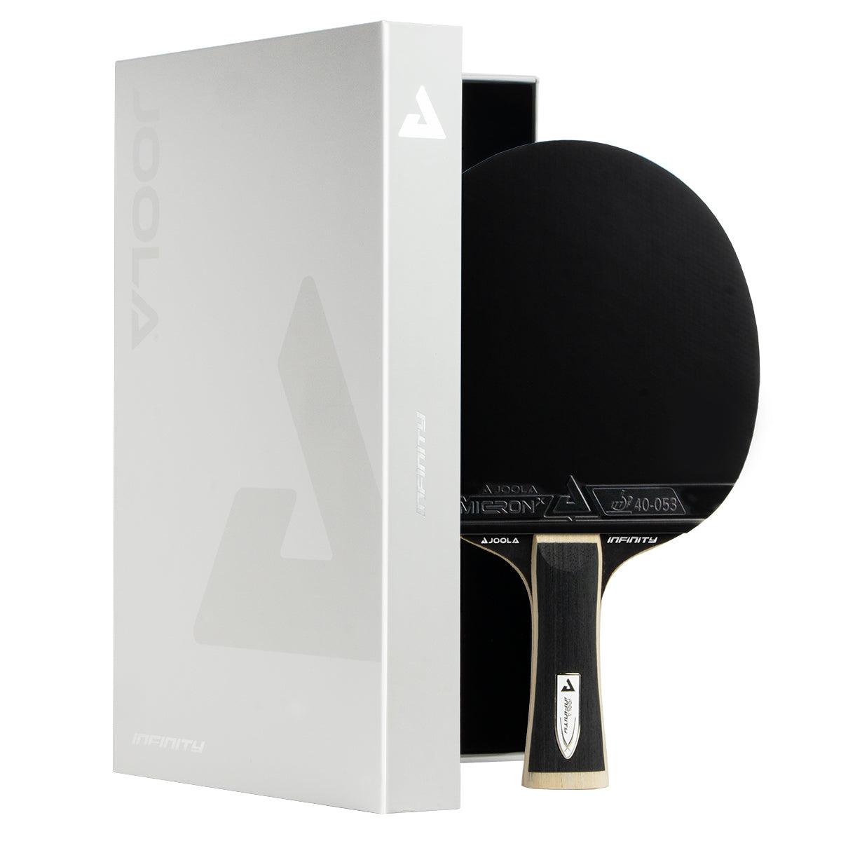 Tischtennisschläger JOOLA Infinity mit schwarzem Belag und schwarzem Griff, neben weißer Verpackung.