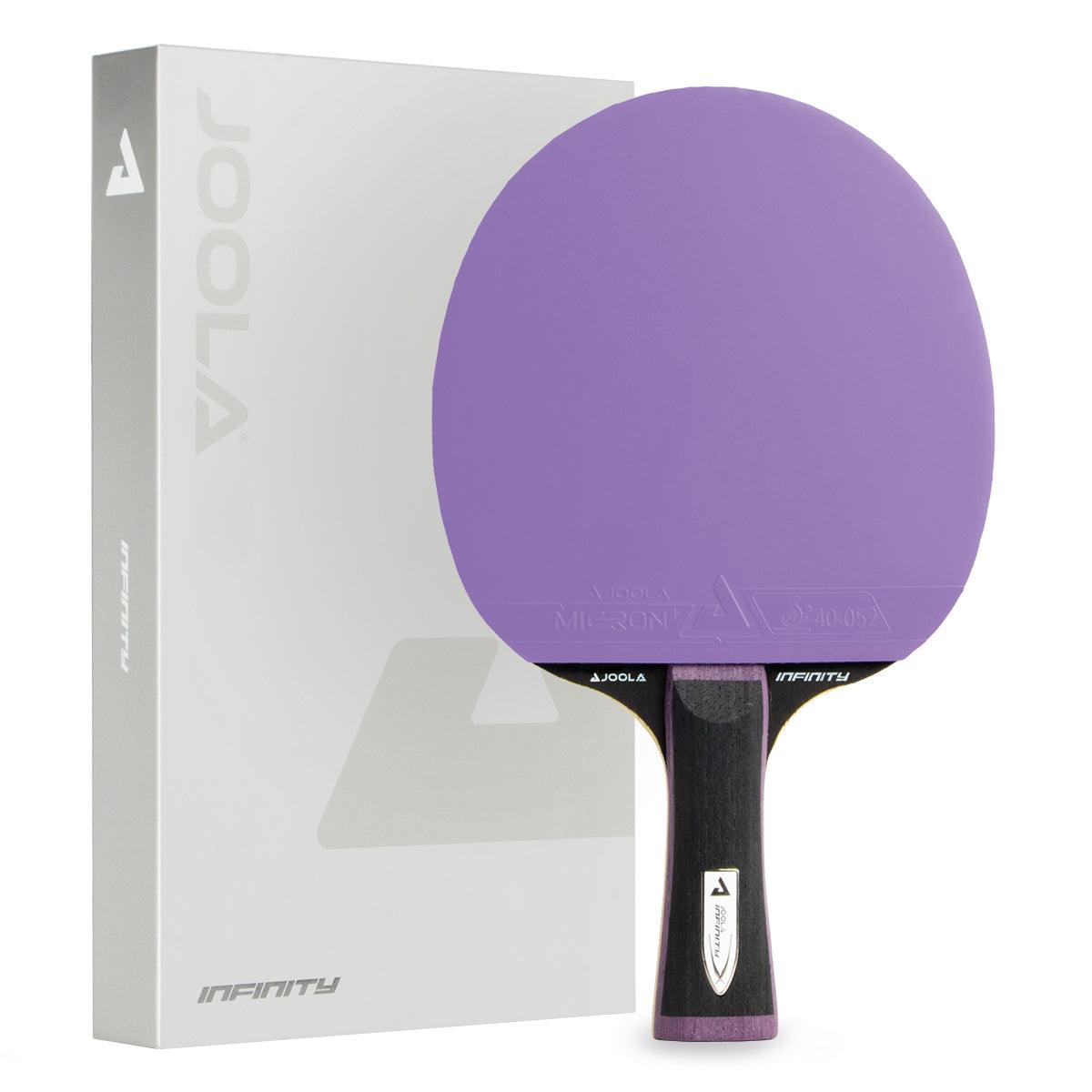 Tischtennisschläger mit lila Belag und schwarzem Griff vor weißer Verpackung.