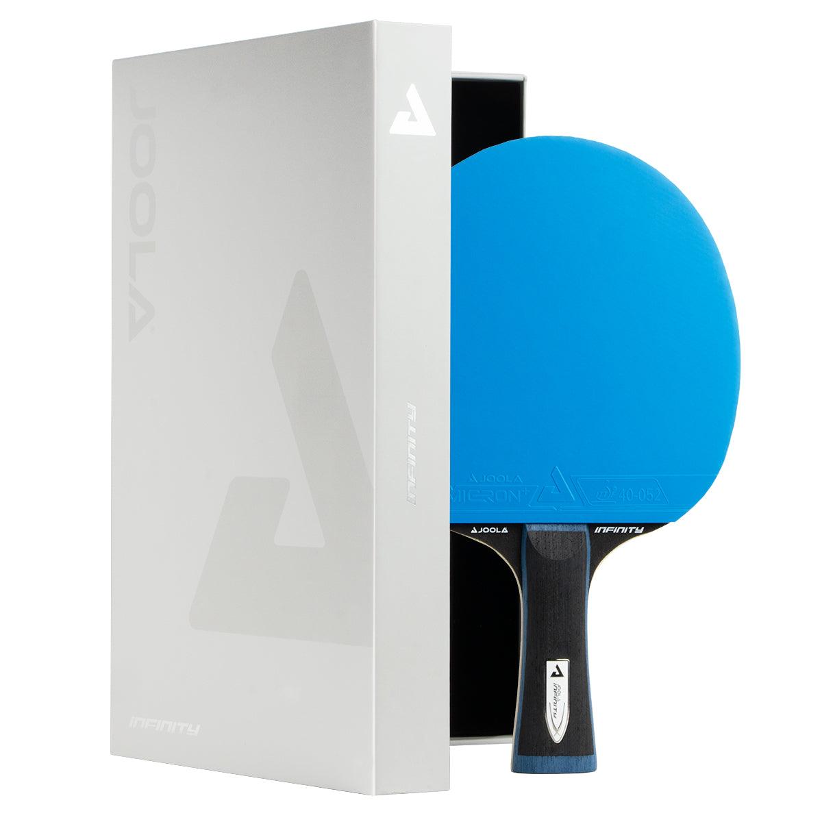 Tischtennisschläger mit blauem Belag und schwarzem Griff neben weißer Verpackung.