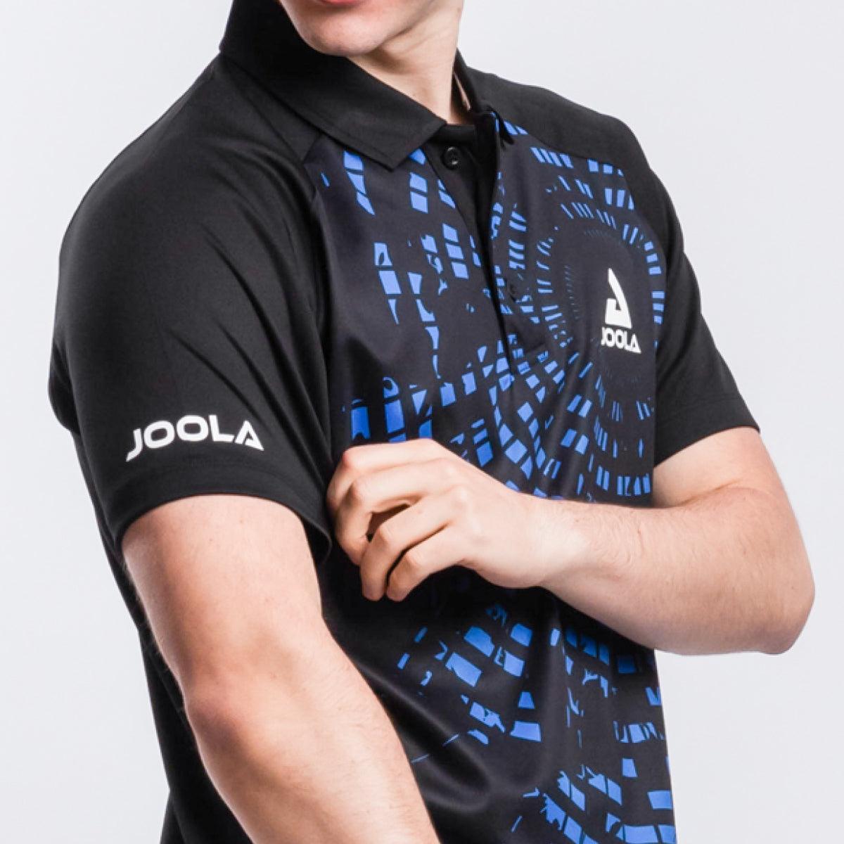 Schwarzes JOOLA Polo-Shirt mit blauem Muster, kurzärmlig, getragen von einer Person.