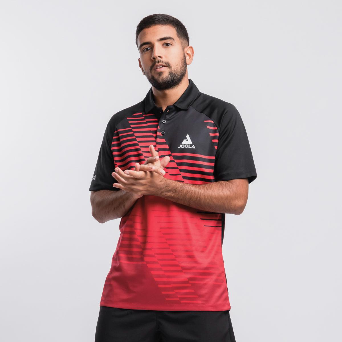 Mann trägt rotes und schwarzes JOOLA Polo-Shirt mit Grafikdesign, vor weißem Hintergrund.