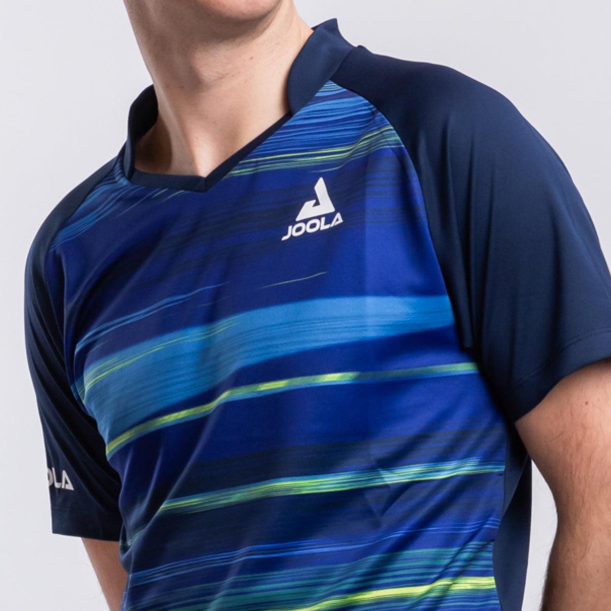 Mann trägt blaues JOOLA Sportshirt mit grün-blauen Streifenmuster.