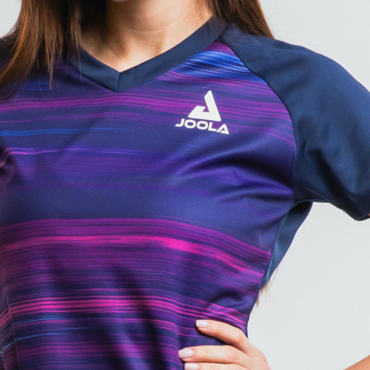 Damen-Sportshirt in Blau mit pink-lila Streifen und weißem JOOLA-Logo auf der Brust.