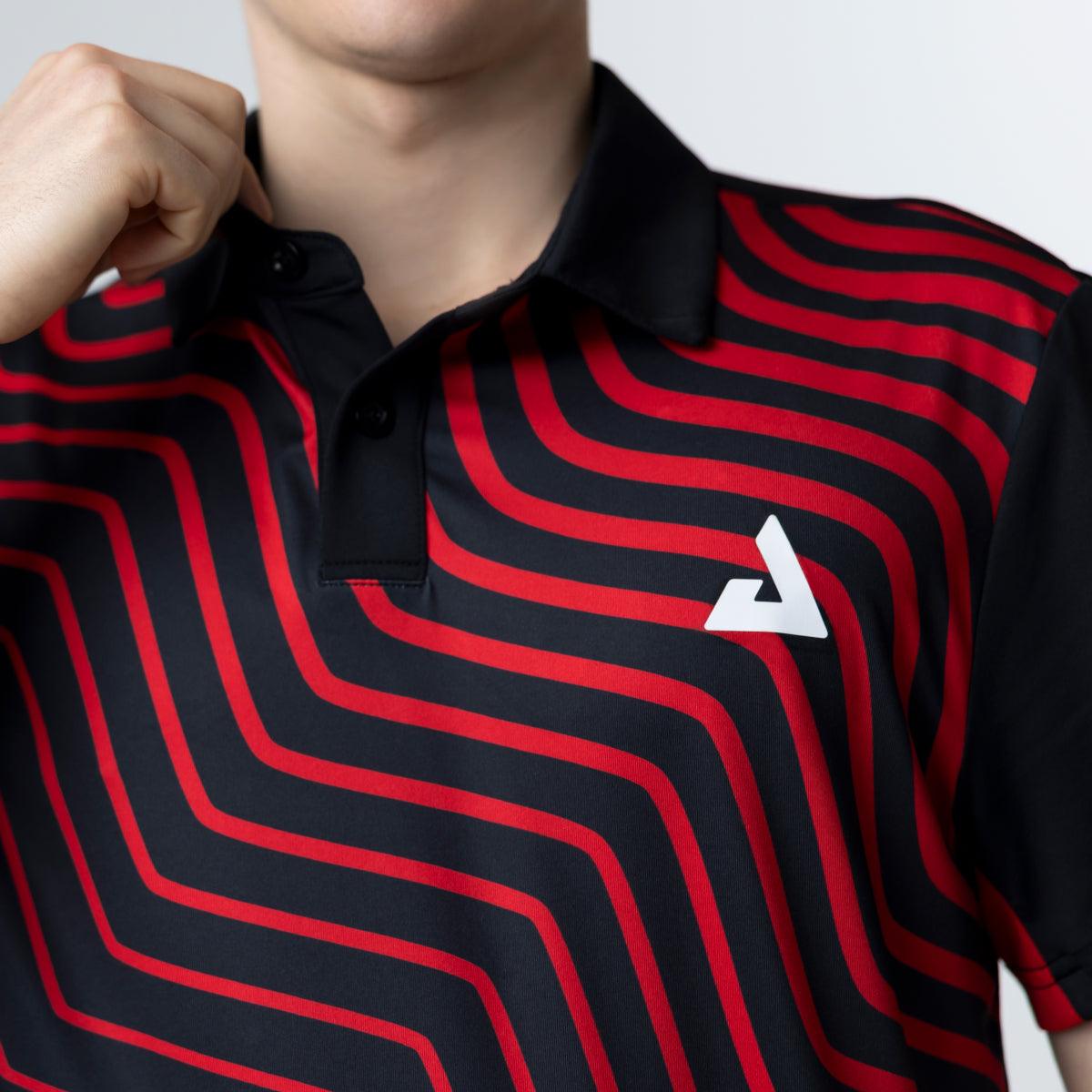 Herren-Poloshirt in Schwarz mit roten, wellenförmigen Streifen und weißem Logo auf der Brust.