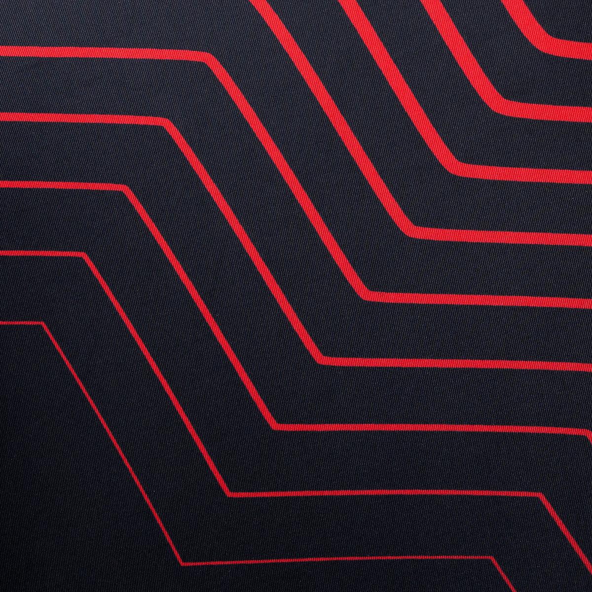 Schwarzer Stoff mit rotem, geometrischem Linienmuster.