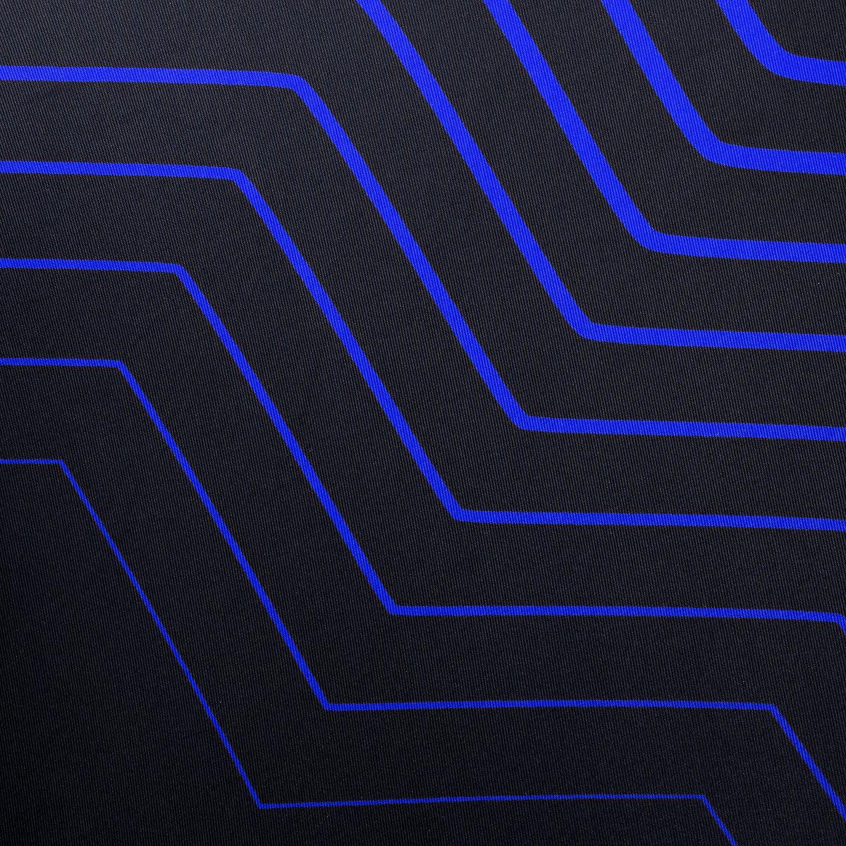 Schwarzes Material mit blau leuchtendem, geometrischem Linienmuster.