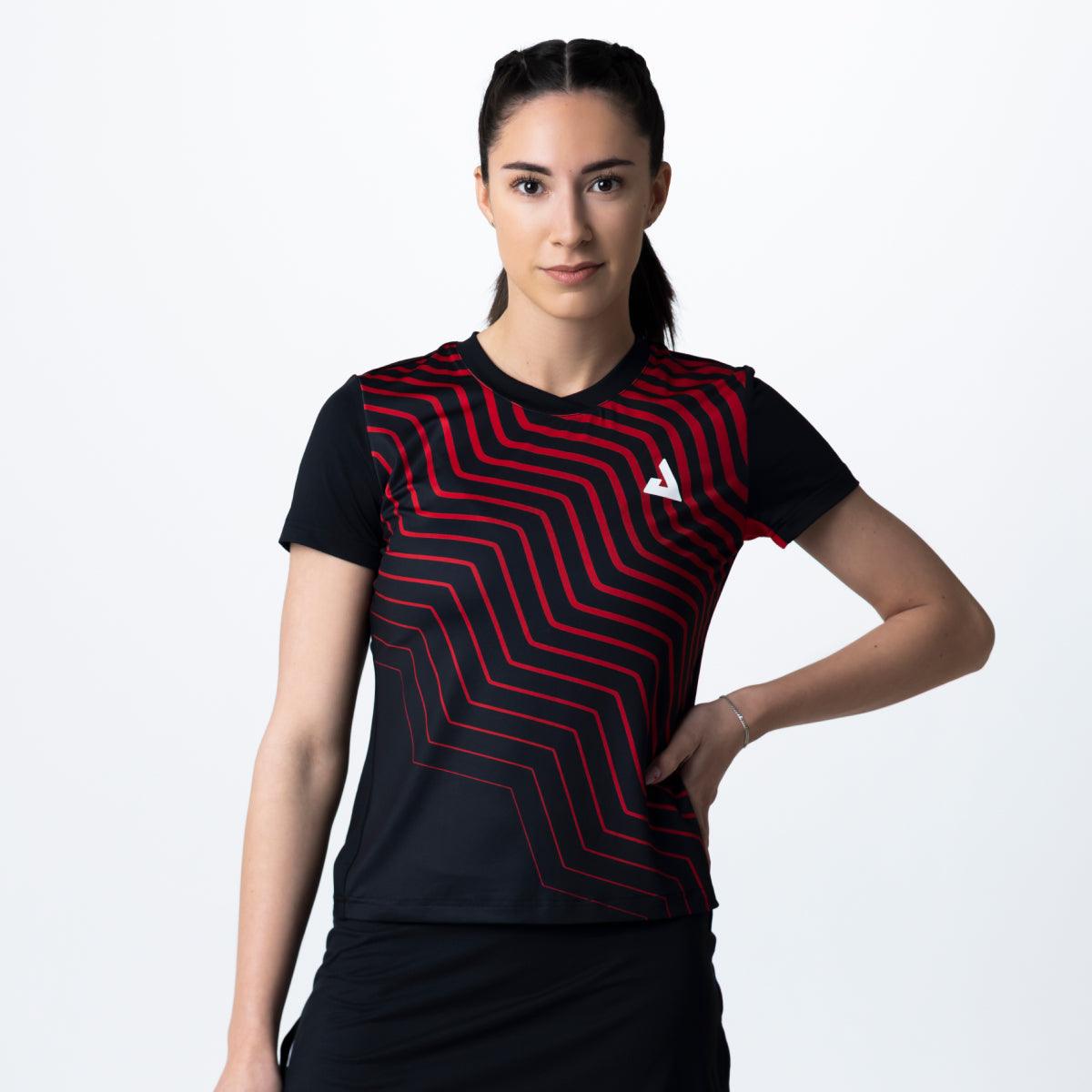 Frau trägt schwarzes Sportshirt mit rotem, wellenförmigem Linienmuster und weißem Logo auf der Brust.