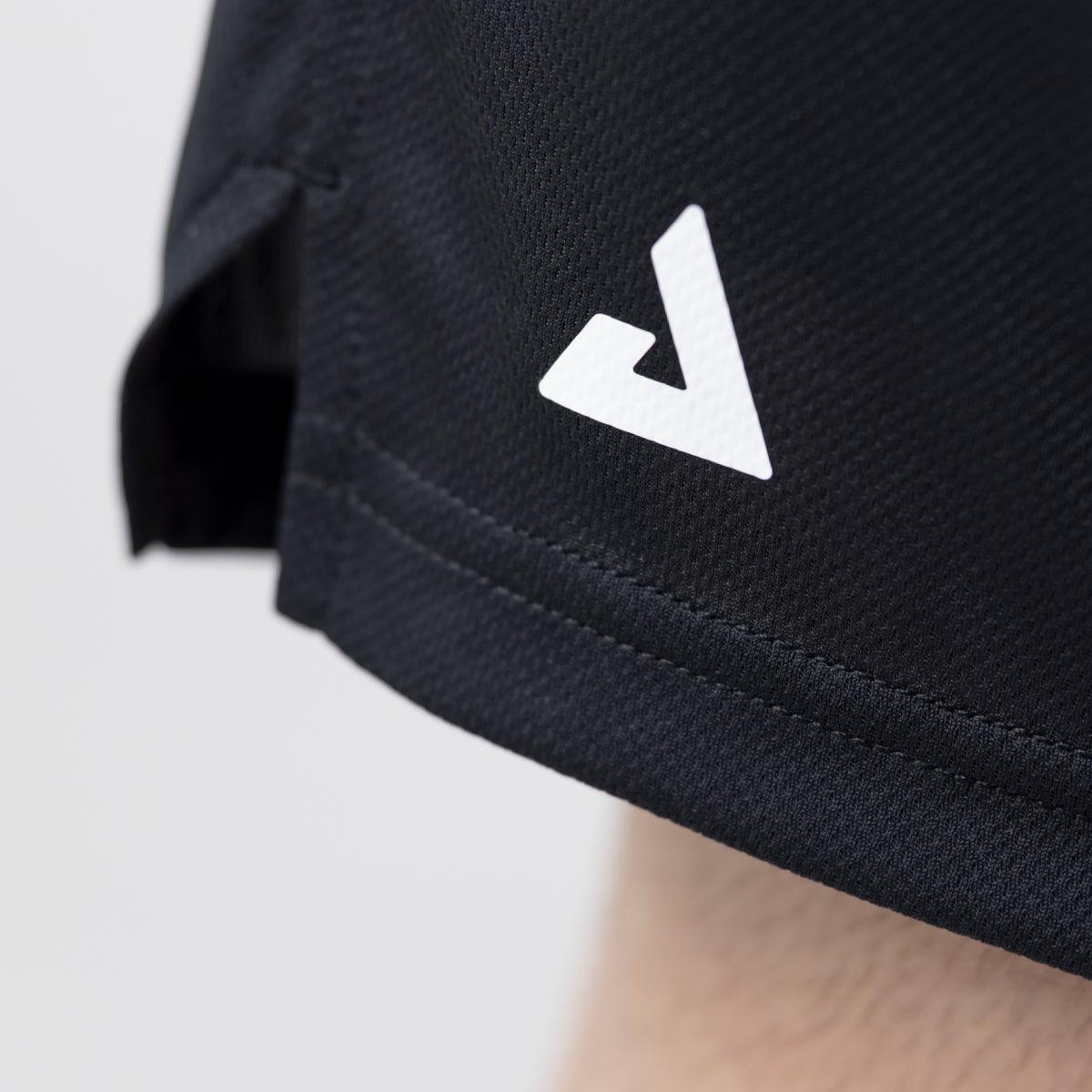 Schwarzer Sportshorts-Saum mit weißem V-Logo.