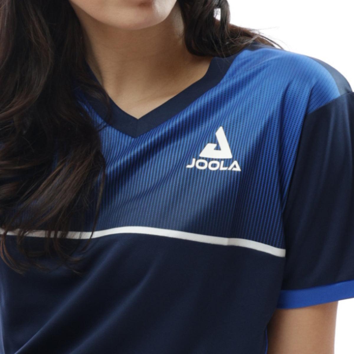 Damen-Sportshirt in Dunkelblau mit hellblauem Muster und weißem JOOLA-Logo auf der Brust.