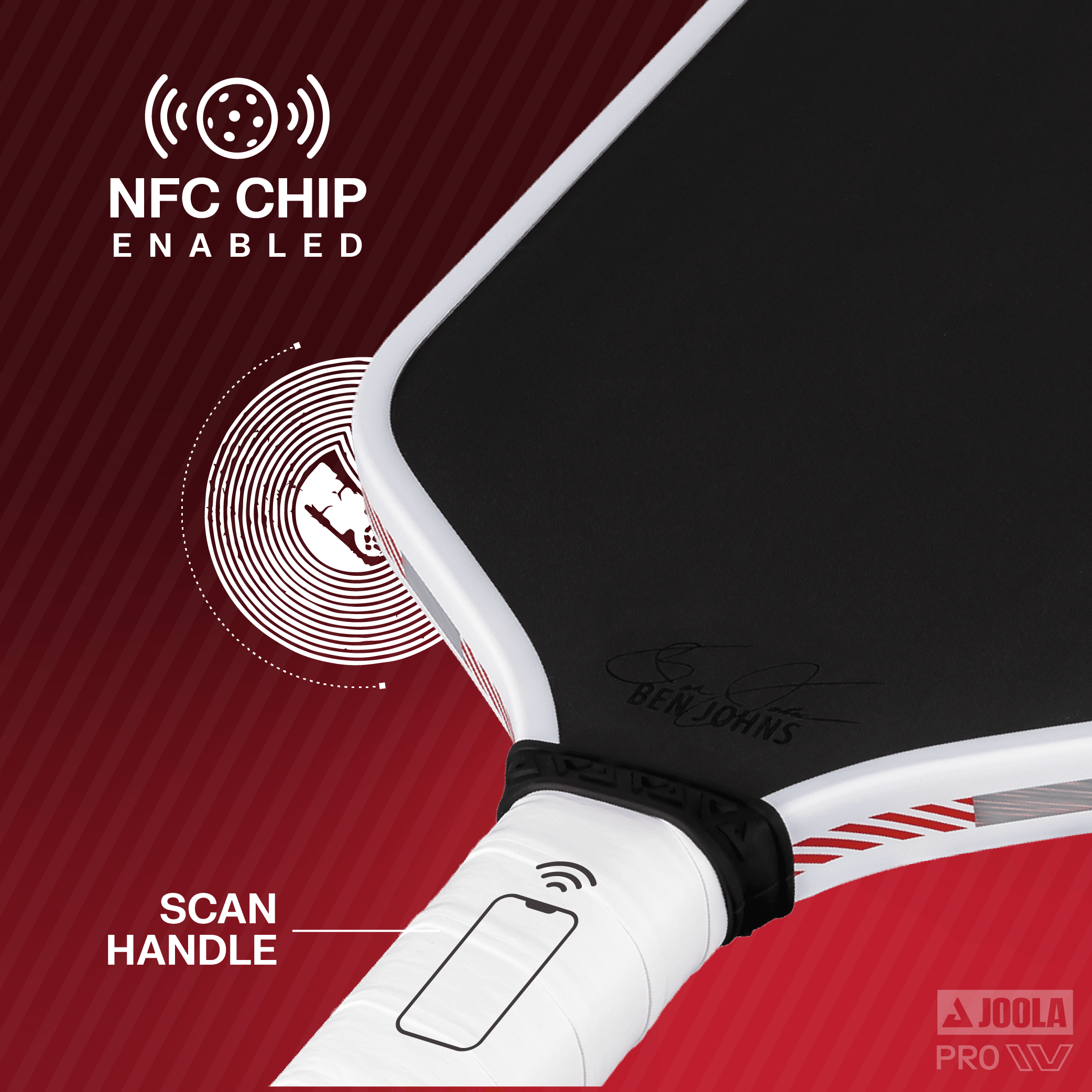 Nahaufnahme eines Tischtennisschlägers mit weißem Griff, schwarzer Schlagfläche und NFC-Chip-Funktion, dargestellt durch ein Symbol und den Hinweis „Scan Handle“.
